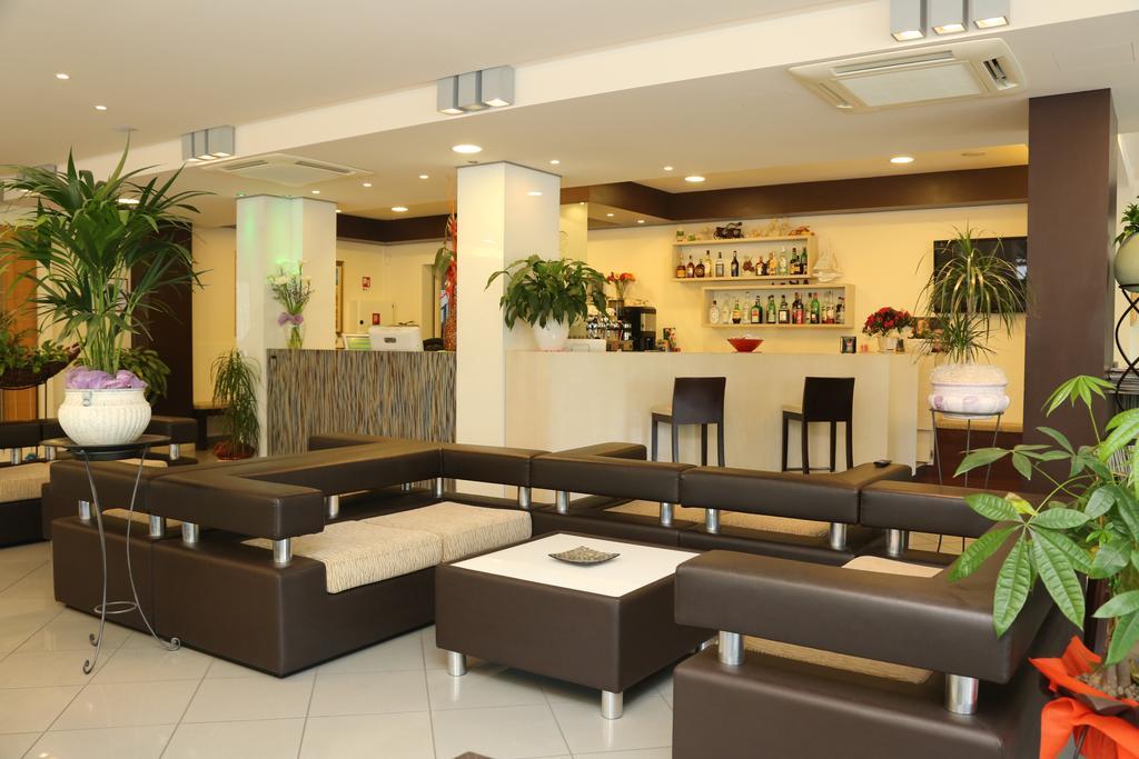 Hotel Ambra チェゼナーティコ エクステリア 写真